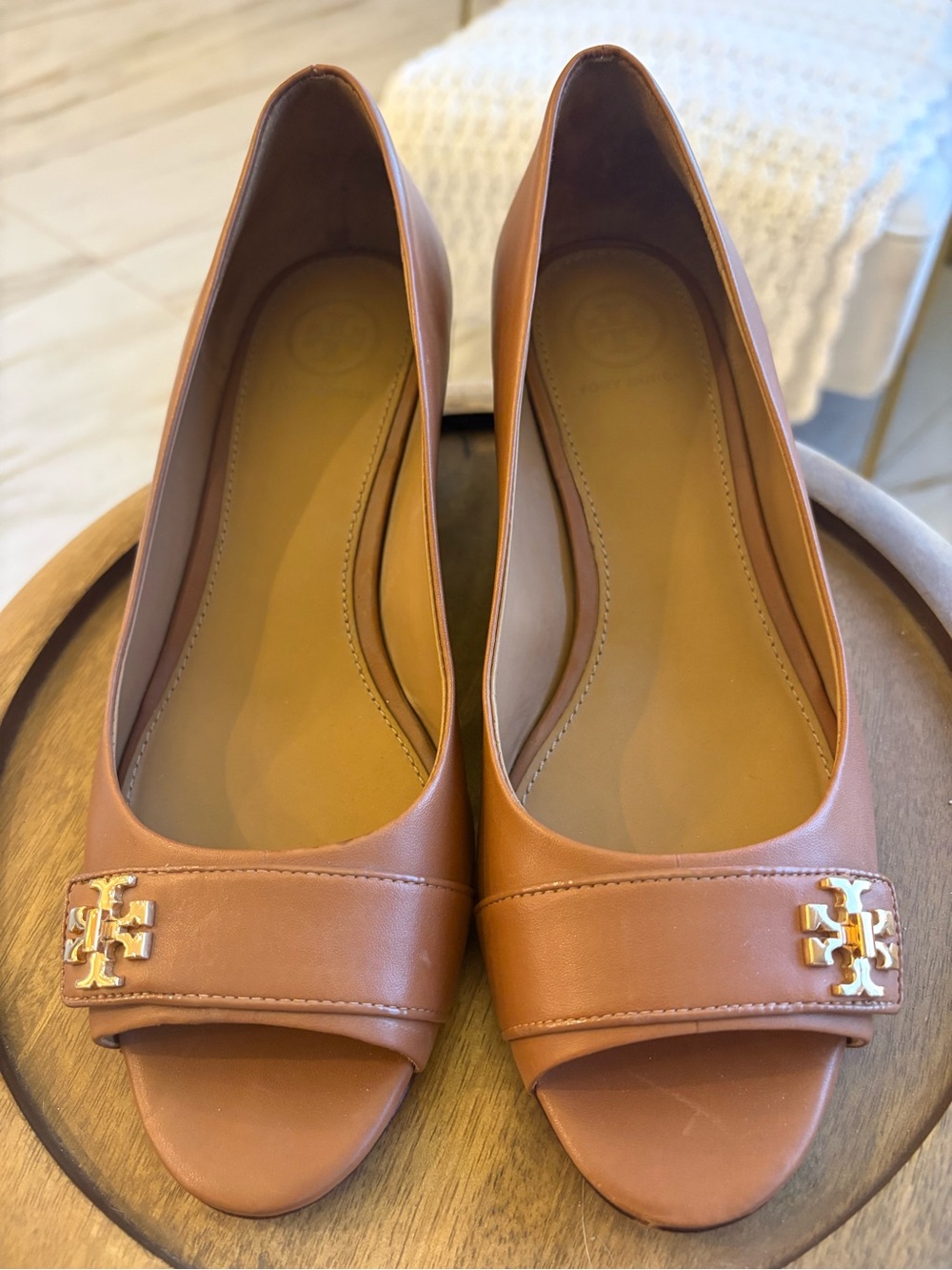 Tory Burch KIRA Tan Open-Toe Heels with Gold Logo Sandals 7M - Picture 8 of 10